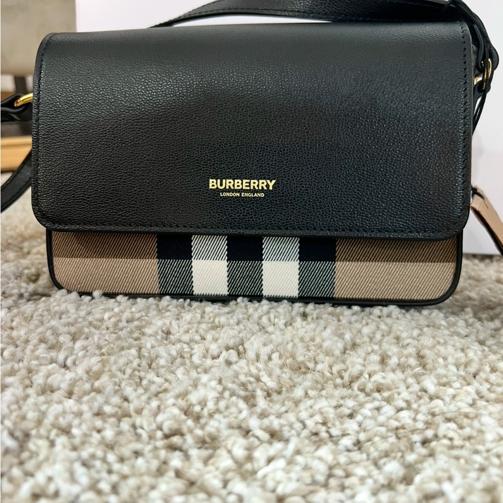 Burberry
Hampshire clamshell shoulder bag